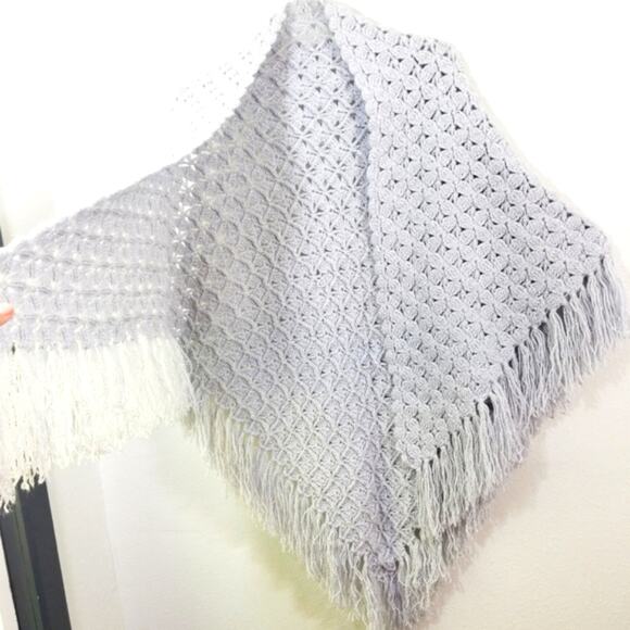 NWOT gray metallic silver thread large fringed knit shawl - Picture 4 of 9